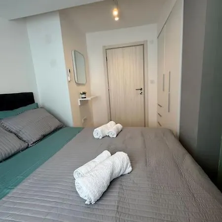 Metro Luxe Apartment *