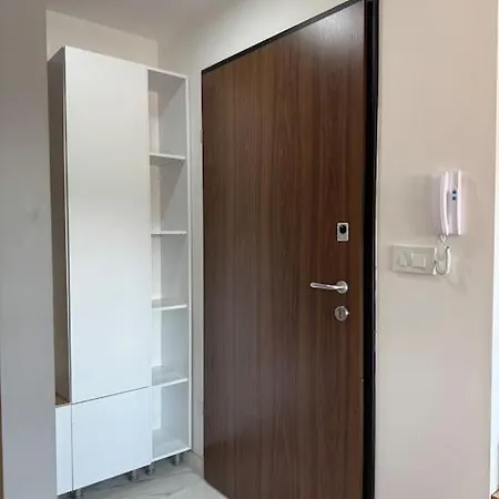 Metro Luxe Apartment